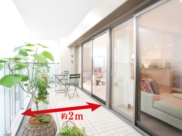 Interior.  [Balcony glass handrail leads to a feeling of opening] Ensure the depth of the spacious core people about 2m is on the balcony. Or the gardening side by side planter, Or to use as an extension of the living room is nestled tables and wood deck, Spreads enjoy. (balcony) ※ Indoor Listings ・ Some options select to all amenities the model room Br type (paid ・ Free of charge / Including the application deadline Yes).
