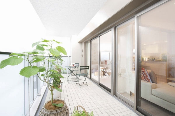 Building structure. The spacious balcony there is a core people about 2m of depth, Adopt a glass handrail to bring the brightness and airy. It spreads the joy of gardening and outdoor living (Br type ・ model room)