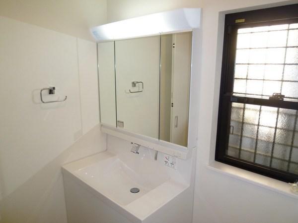 Wash basin, toilet