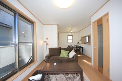 Living that has been designed with 2 × 4 construction method, We will produce a bright and spacious space.