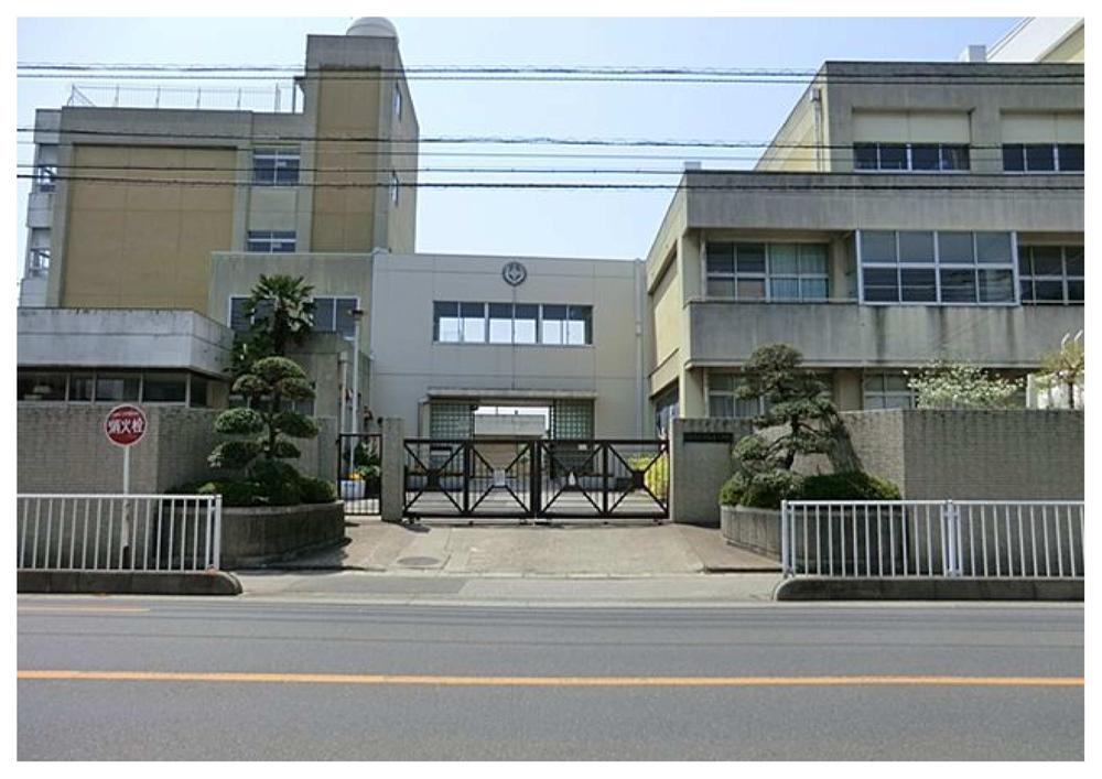 Primary school. 979m until Kawaguchi Municipal Tozukahigashi Elementary School