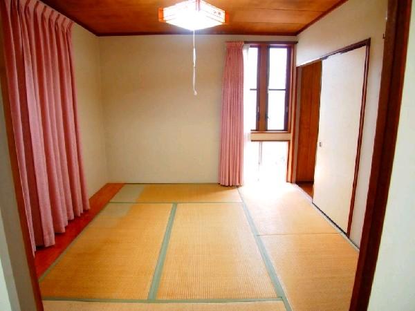 Non-living room. The first floor 6-tatami mat Japanese-style room