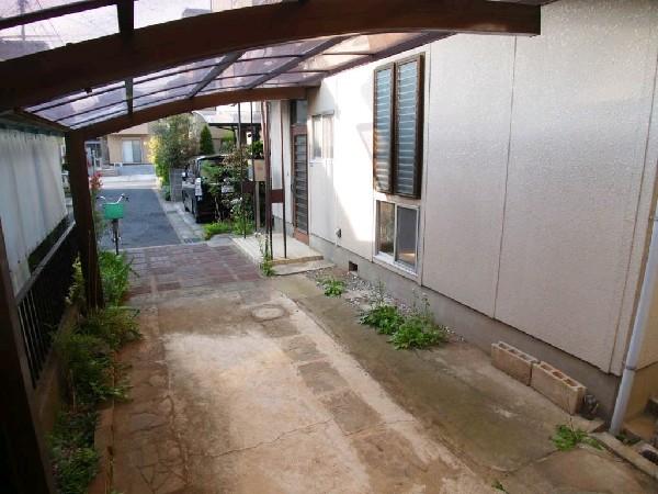 Local appearance photo. There are parking spaces! With a carport that will protect the car from the rain!