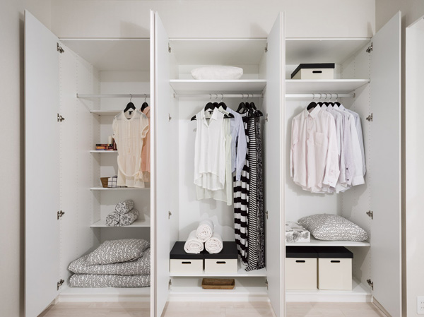 Receipt.  [closet] Enhance the accommodation provided with a triple closet of large capacity. Perfect for the main bedroom. (Model Room D type ・ Some including paid option)