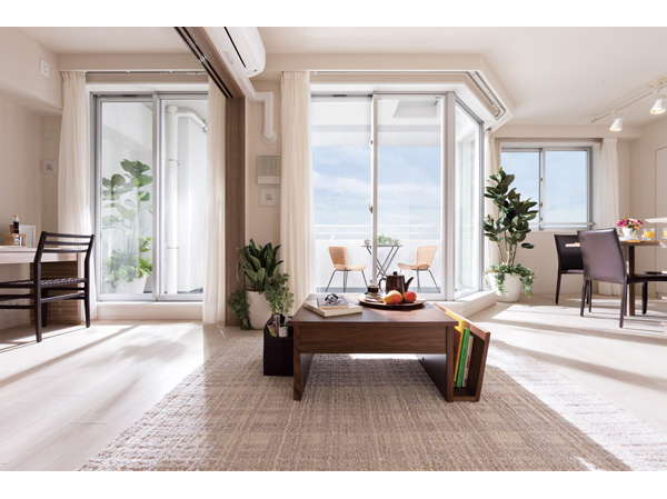 Living.  [Living room overflowing with sunlight and airy ・ dining] All mansion 2.1m more than Haisasshi & Zenteiminami direction. This residence can feel the brightness of the relaxed. (Model Room A type ・ Some including paid option)