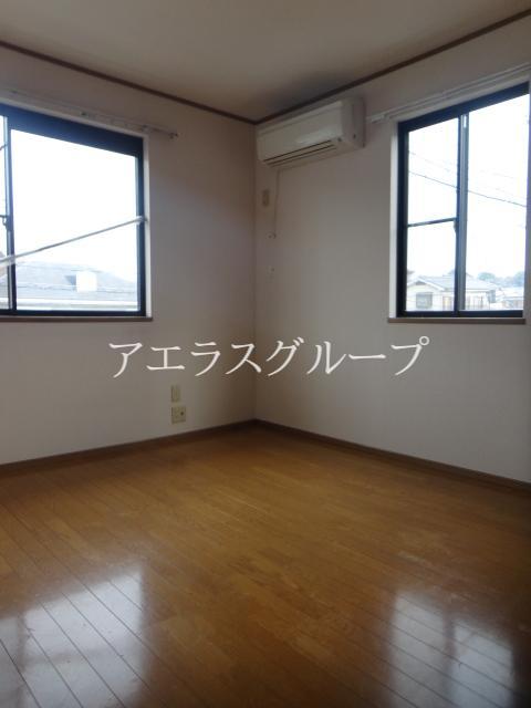 Living and room. It is daylight surface there are many Western-style!