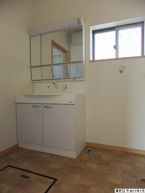 Wash basin, toilet. Room (August 2013) Shooting