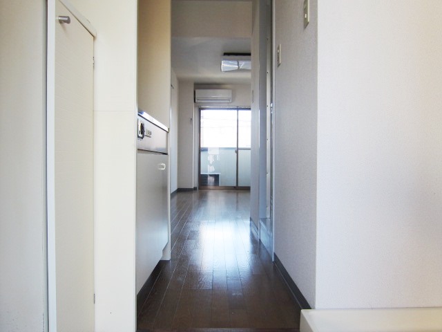 Entrance. There is a entrance around even breadth.