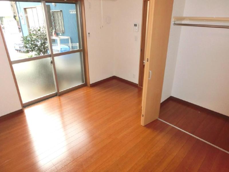 Living and room. Housing 1 between the amount, The window is also a large room.