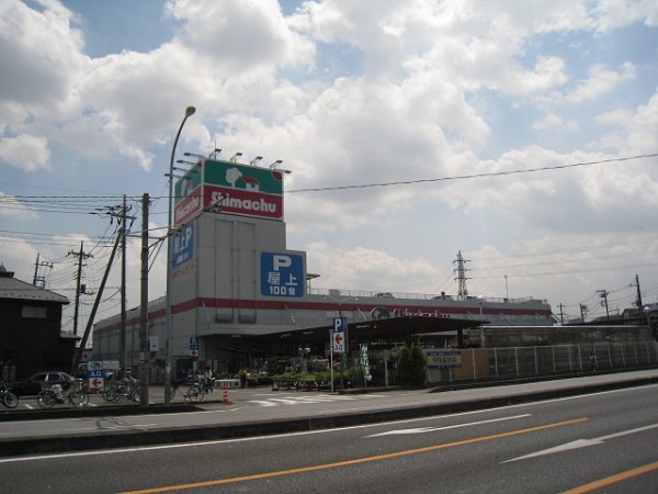 Home center. Shimachu Soka store up (home improvement) 982m