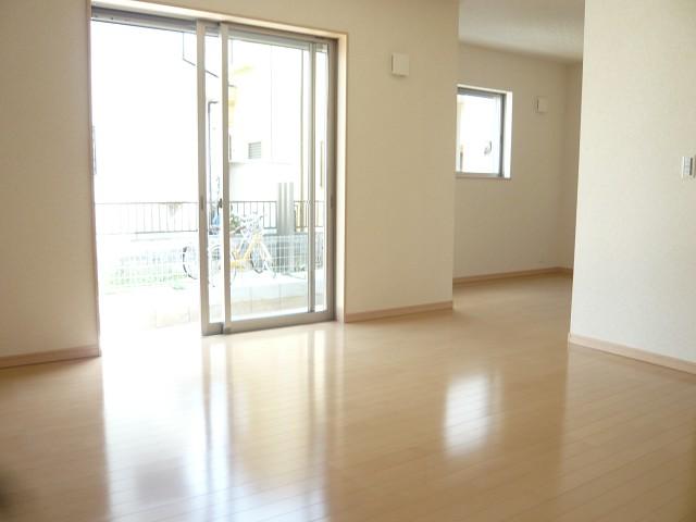 Same specifications photos (living). To the south-facing bright living, Align the serene flooring.