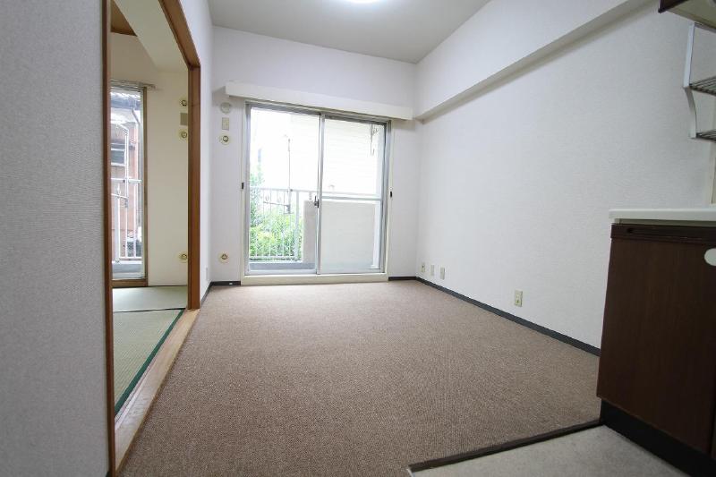 Living and room. Initial cost is Nakate before and rent only!