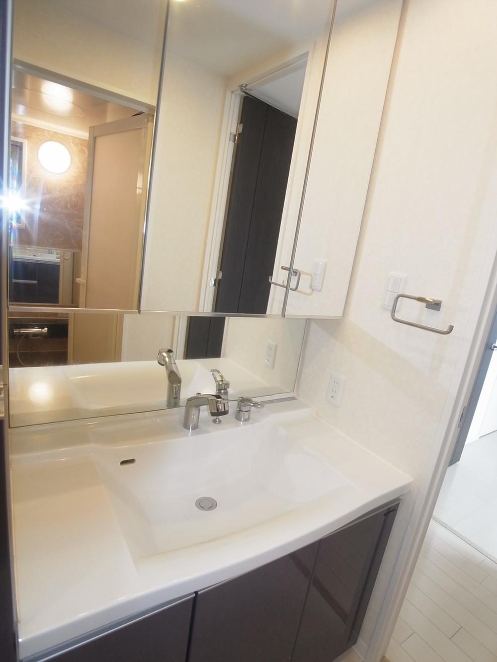 Wash basin, toilet. Storage capacity rich three-sided mirror type washstand photo / Shower head (January 2014) Shooting