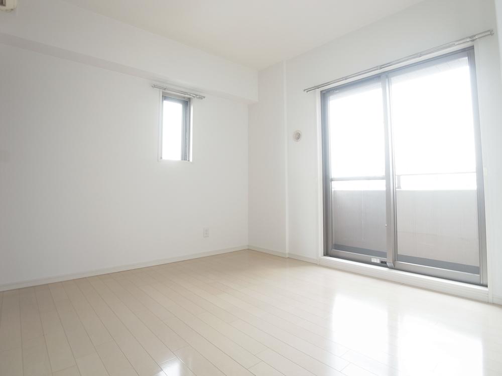 Non-living room. Window on the west side, Airy rooms on the north side of the balcony (January 2014) Shooting