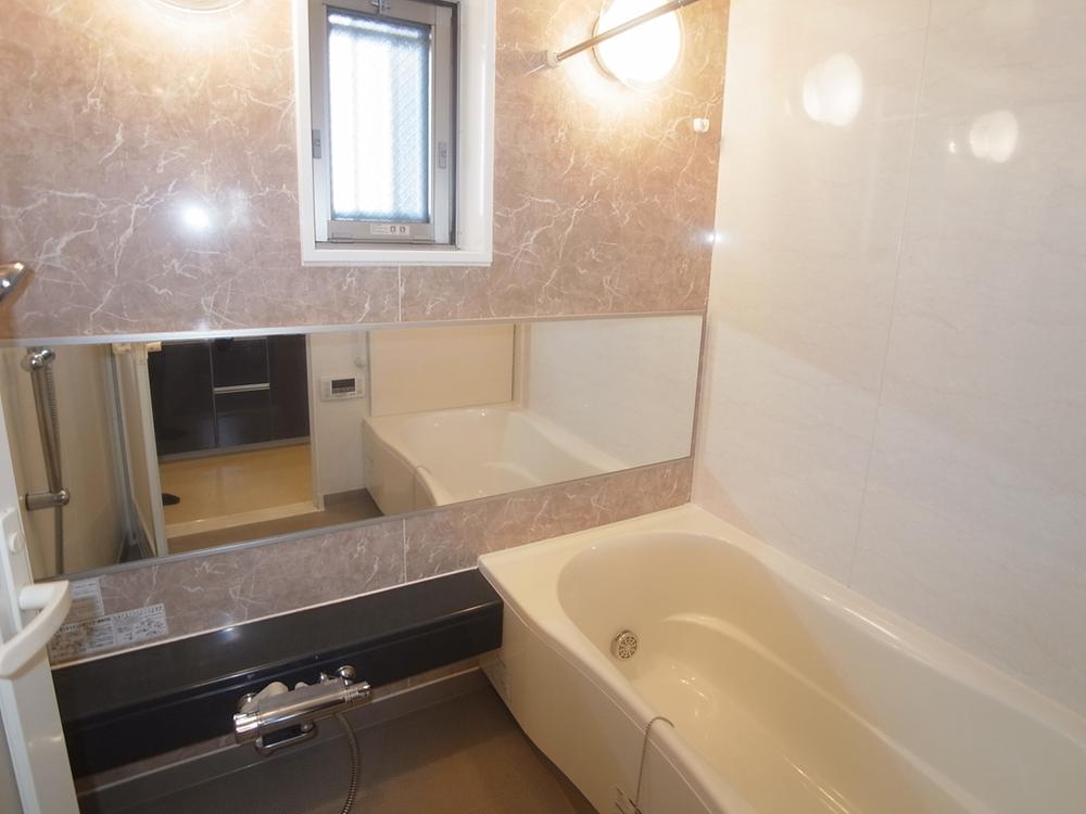 Bathroom. Open bathroom with a window (January 2014) Shooting