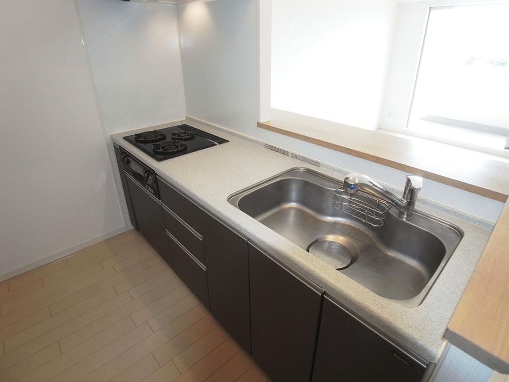 Kitchen. 3-burner stove, Water purifier integrated face-to-face system kitchen photo (January 2014) Shooting