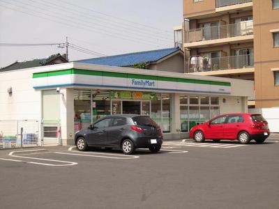 Convenience store. 830m to Family Mart (convenience store)