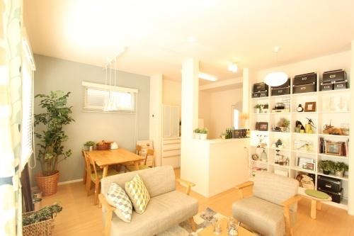 Same specifications photos (living). Living with a feeling of opening of the ceiling height 2.7M