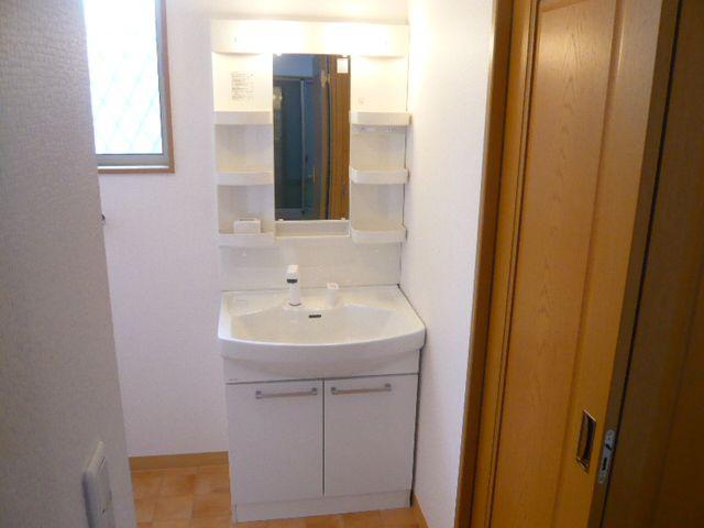 Wash basin, toilet. It was renovated with a new one.