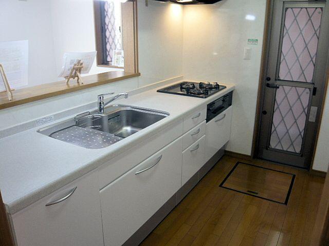 Kitchen. Reform was clean finish. Kitchen with a back door