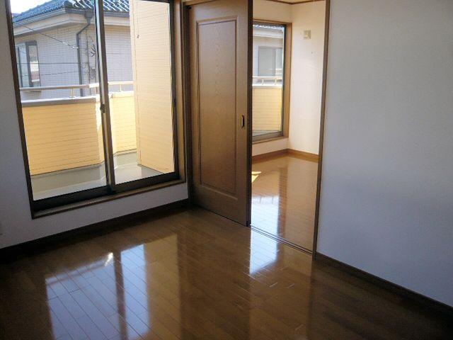 Non-living room. Second floor 6 Pledge and 6 Pledge