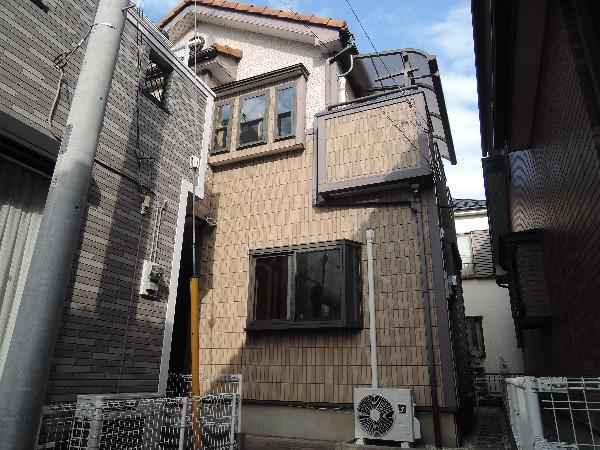 Local appearance photo. Built in 2002. The building is still beautiful!