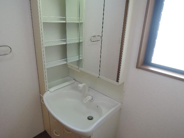 Wash basin, toilet. Washstand new replaced.