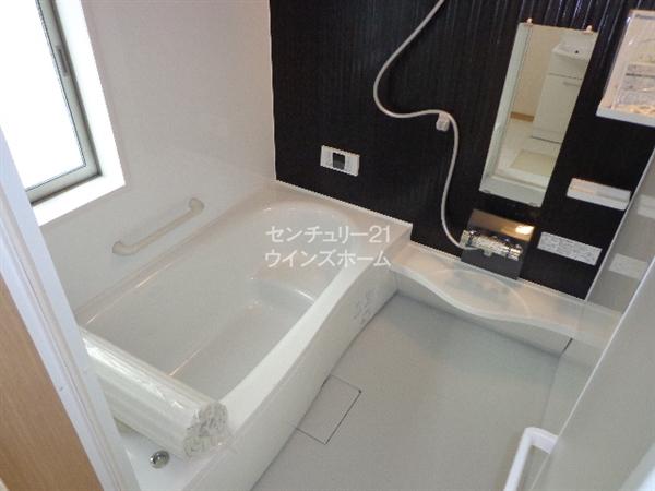 Bathroom. 4 Building  Comfortable tub sitz bath can enjoy