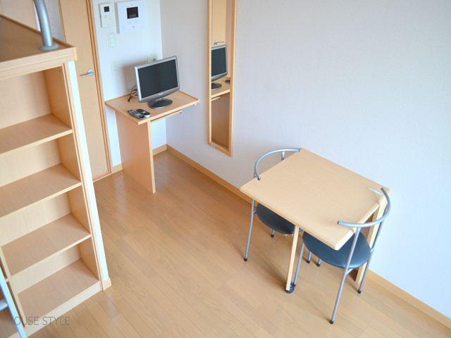 Living and room. Folding table and chairs ・ TV is equipped ☆