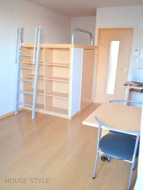 Living and room. Upper bed ☆ Lower walk-in closet ☆