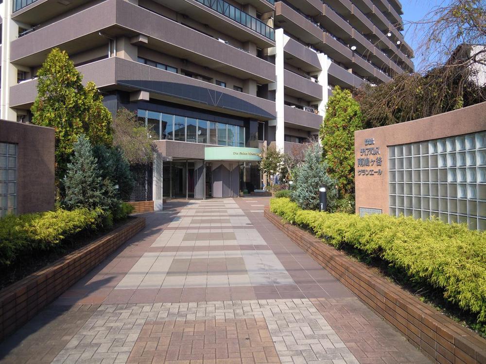 Entrance.  [Common areas] 2013 November shooting