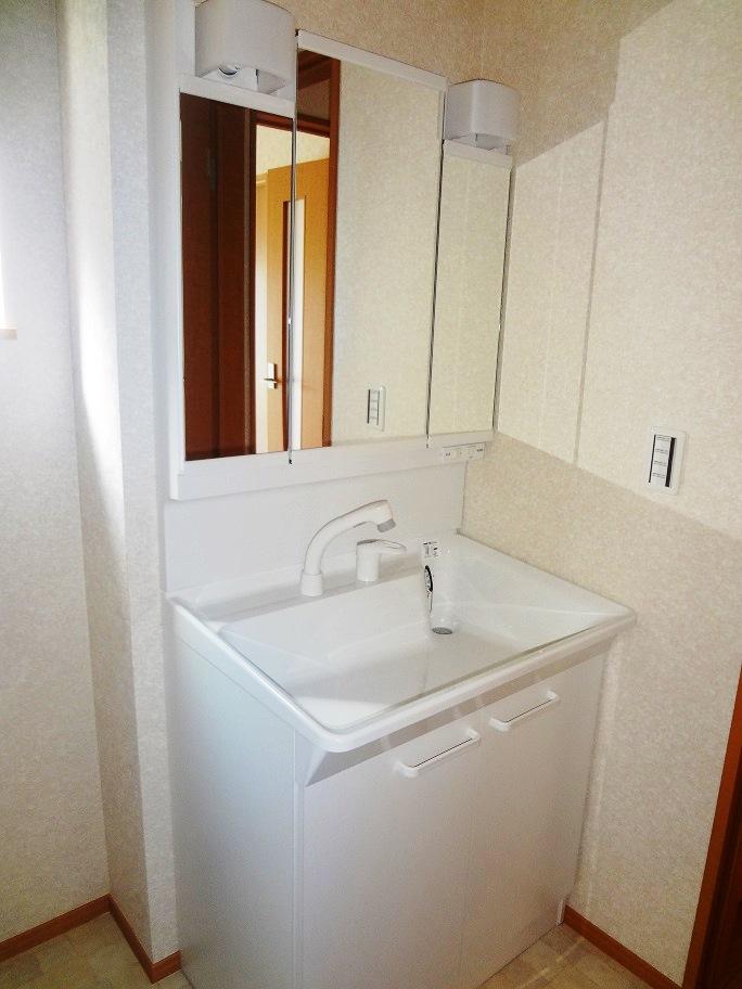 Wash basin, toilet