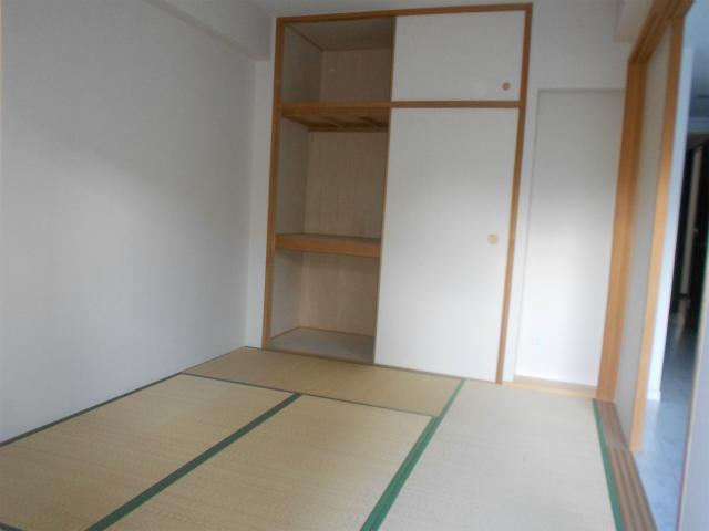 Non-living room. Japanese-style room 6 Pledge