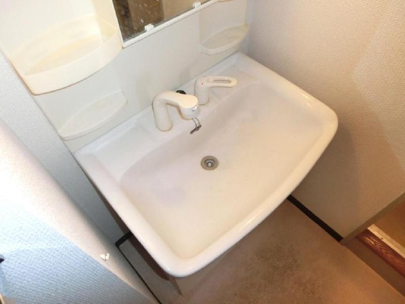 Washroom. Shampoo is Dresser!
