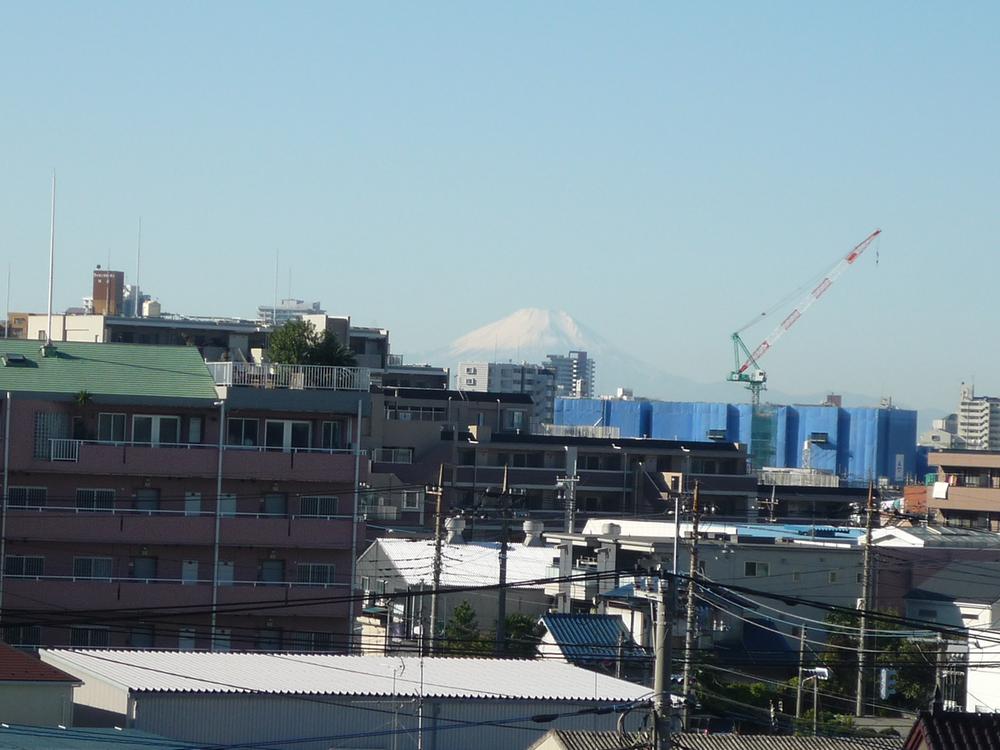 View photos from the dwelling unit. Overlook the "Mt. Fuji" from the room.