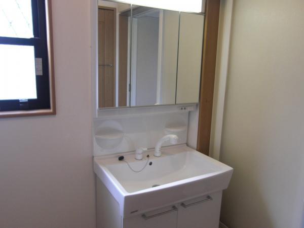 Wash basin, toilet