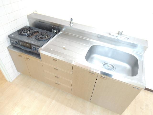 Kitchen. In stove 2-neck, Cooking is also easy to.