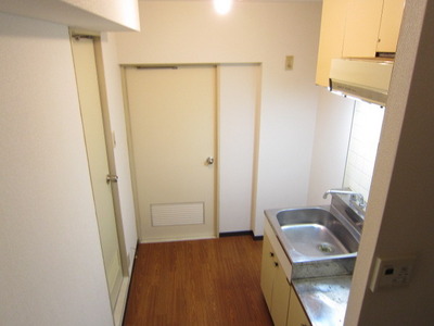 Kitchen. Housed plenty of kitchen