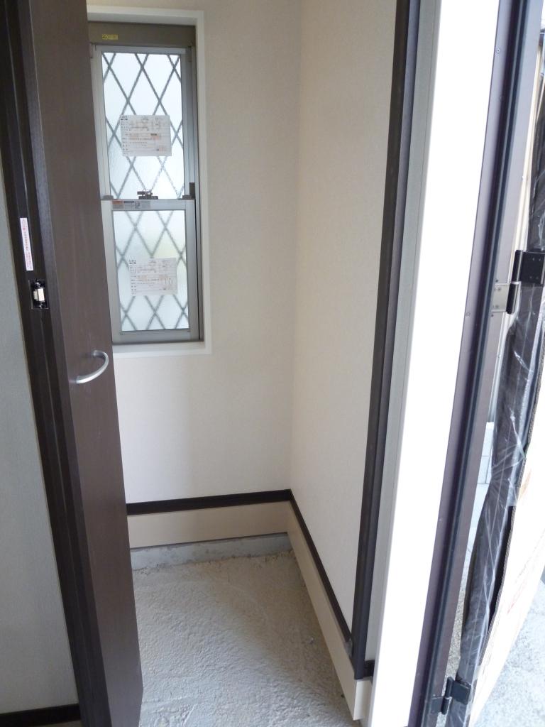 Entrance.  [Building 2 Entrance storage] Can stroller and umbrella stand, etc. storage, You can use a wide entrance. 