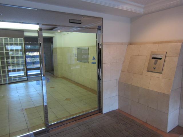 Entrance. Common areas