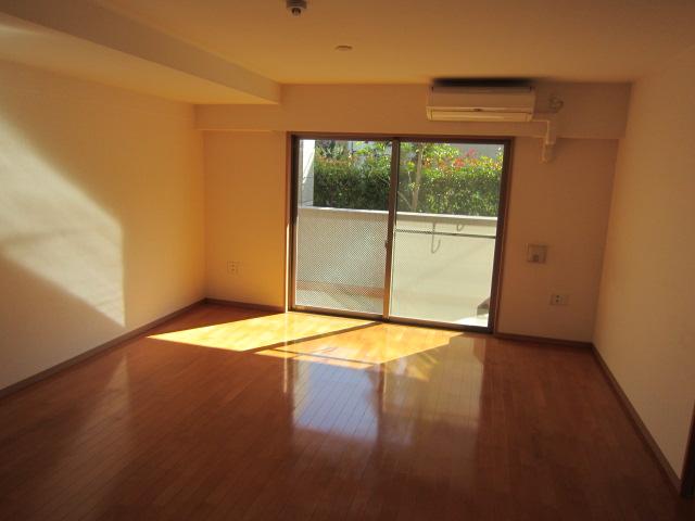 Living. Indoor (11 May 2013) Shooting