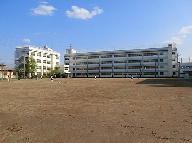 Junior high school. 520m until Kawaguchi Tatsukita junior high school