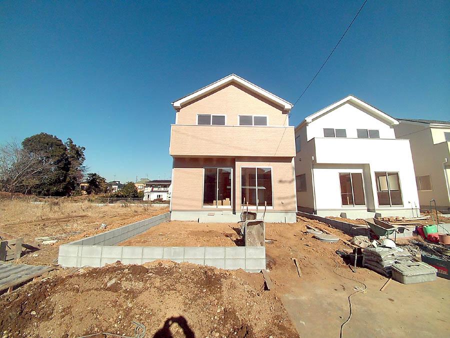 Local photos, including front road. We offer the same use the finished model house of this property. Please feel free to contact us.