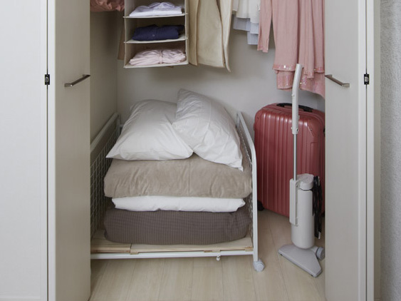 Receipt.  [FUTON storage] In fact well out from the beginning to live "storage location of the futon is not enough" to meet the voice of, The depth of the housing has been extended to about 900mm (Kabeshin). Such as bedding and a large wardrobe is clean and fit.