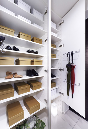 Receipt.  [Entrance storage] Take the ceiling to a height, Width is also fundamental to the design of the two-legged minute shoes in narrow. Also supports boots because the movable shelf. further, Umbrella-seat bar and accessories tray, Slippers hanging also installed, You can clean organize around the entrance. (D / Except Dg type. D / Dg type shoes in cloak)