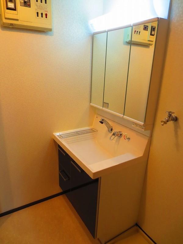 Wash basin, toilet. Heisei wash basin had been changed in 24 years