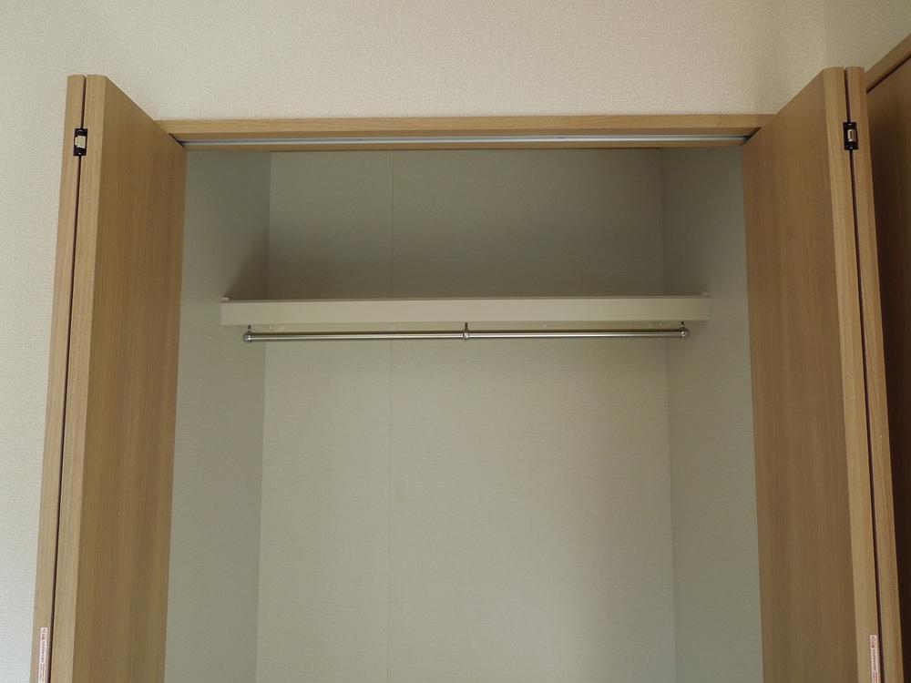 Receipt. In the closet, Makuratana + is a set of hanger pipe. 