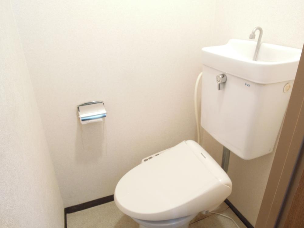 Toilet. Indoor (11 May 2013) Shooting