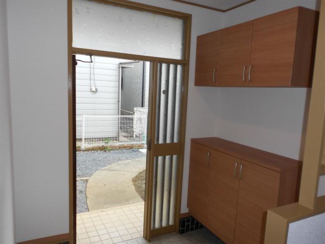 Entrance. Spacious is the entrance (January 2014) Shooting