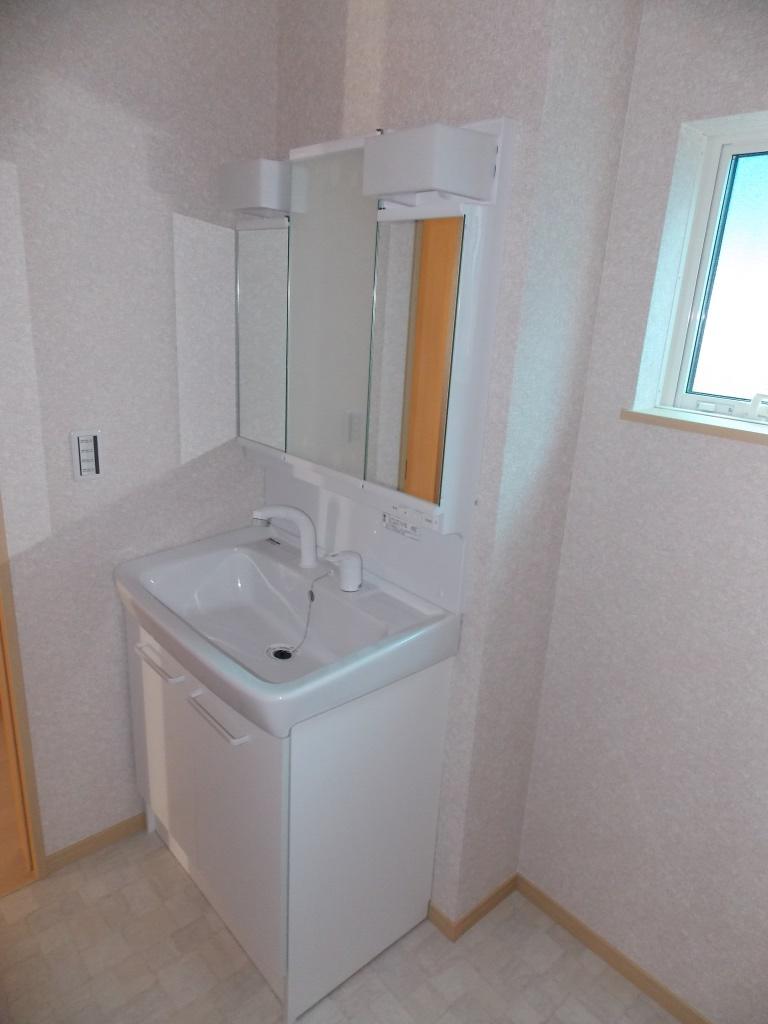 Wash basin, toilet